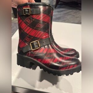 Size 10  Plaid Red Women's Boots Brand Dav